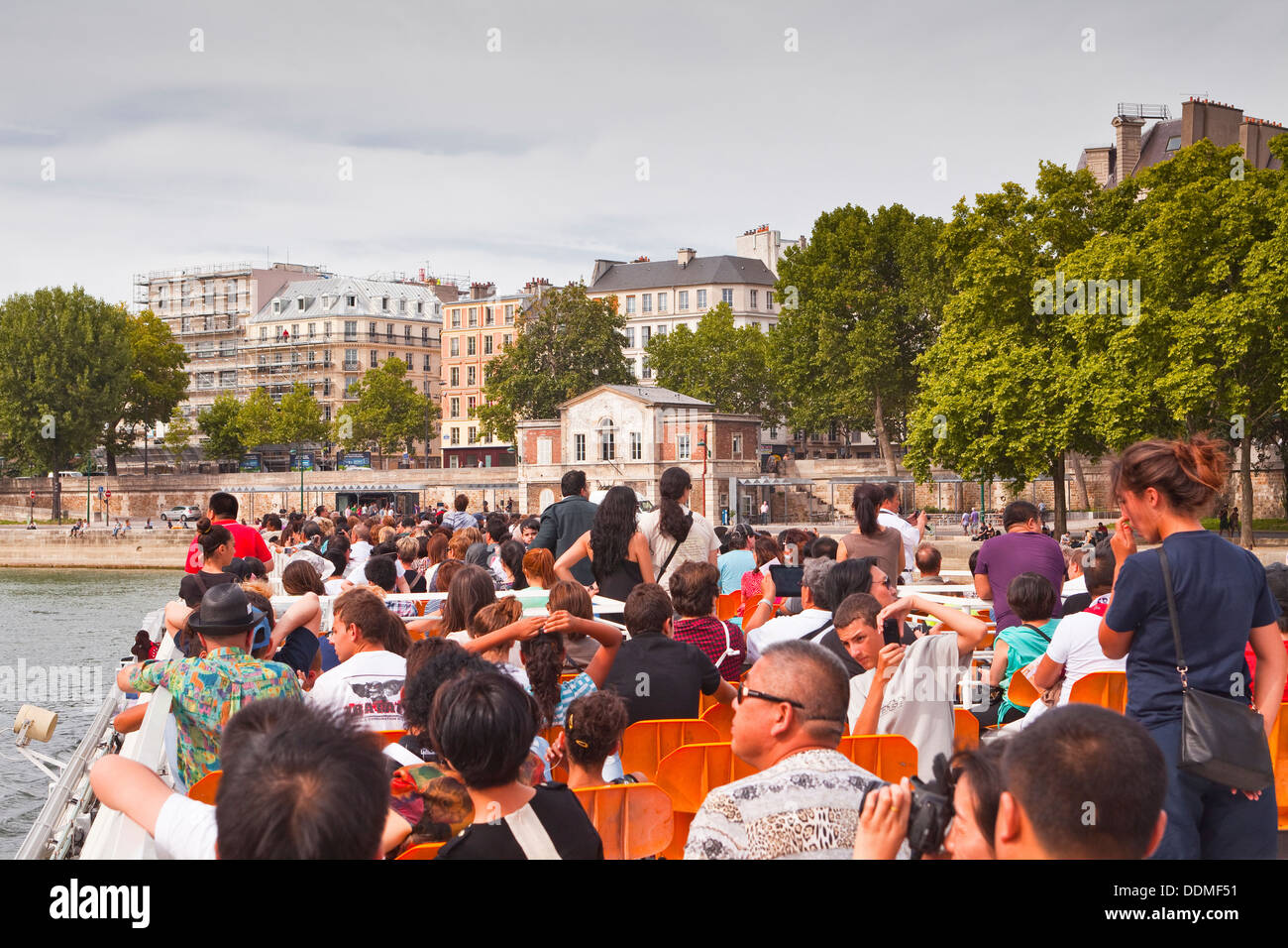 En Bateaux Mouche sur la Seine à Paris. Banque D'Images