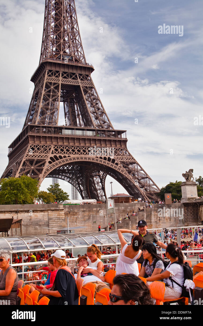 Les touristes de photographier la Tour Eiffel depuis les Bateaux Mouches à Paris. Banque D'Images