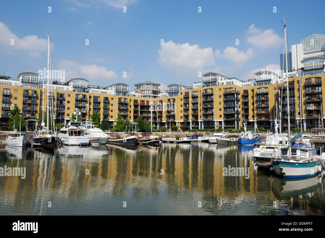St Katherine Docks, Tower Hamlets, Londres, Royaume-Uni, avec immeubles à appartements et yachts Banque D'Images