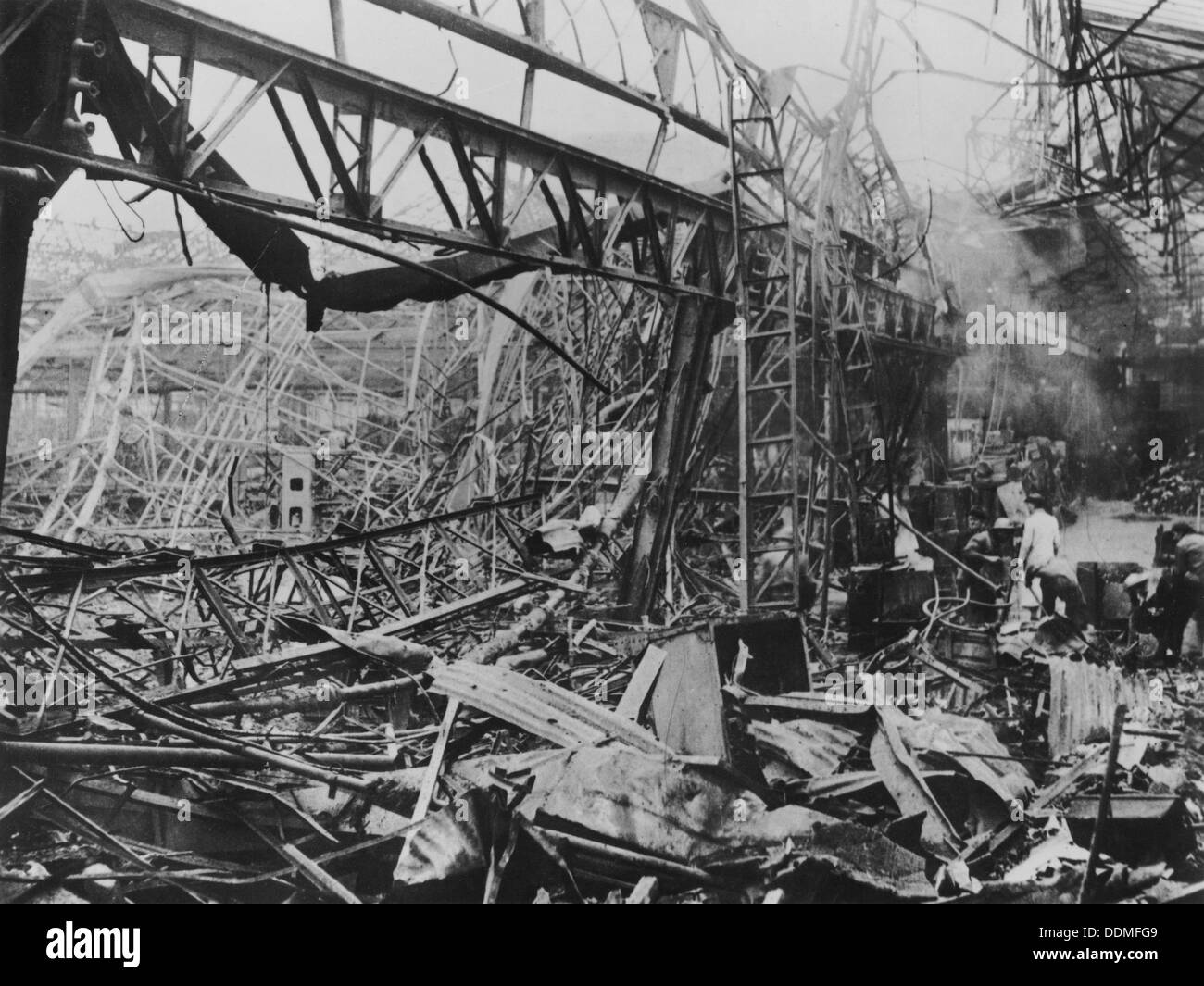 La destruction de l'usine Renault de Billancourt, Paris, France, LA DEUXIÈME GUERRE MONDIALE, c1939-c1945. Artiste : Inconnu Banque D'Images