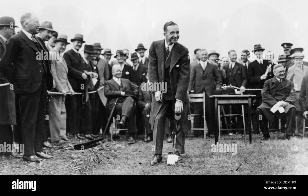 Edsel Ford tournant la première pelletée de terre sur le site de l'usine de Ford à Dagenham, Essex, fin des années 20. Artiste : Inconnu Banque D'Images