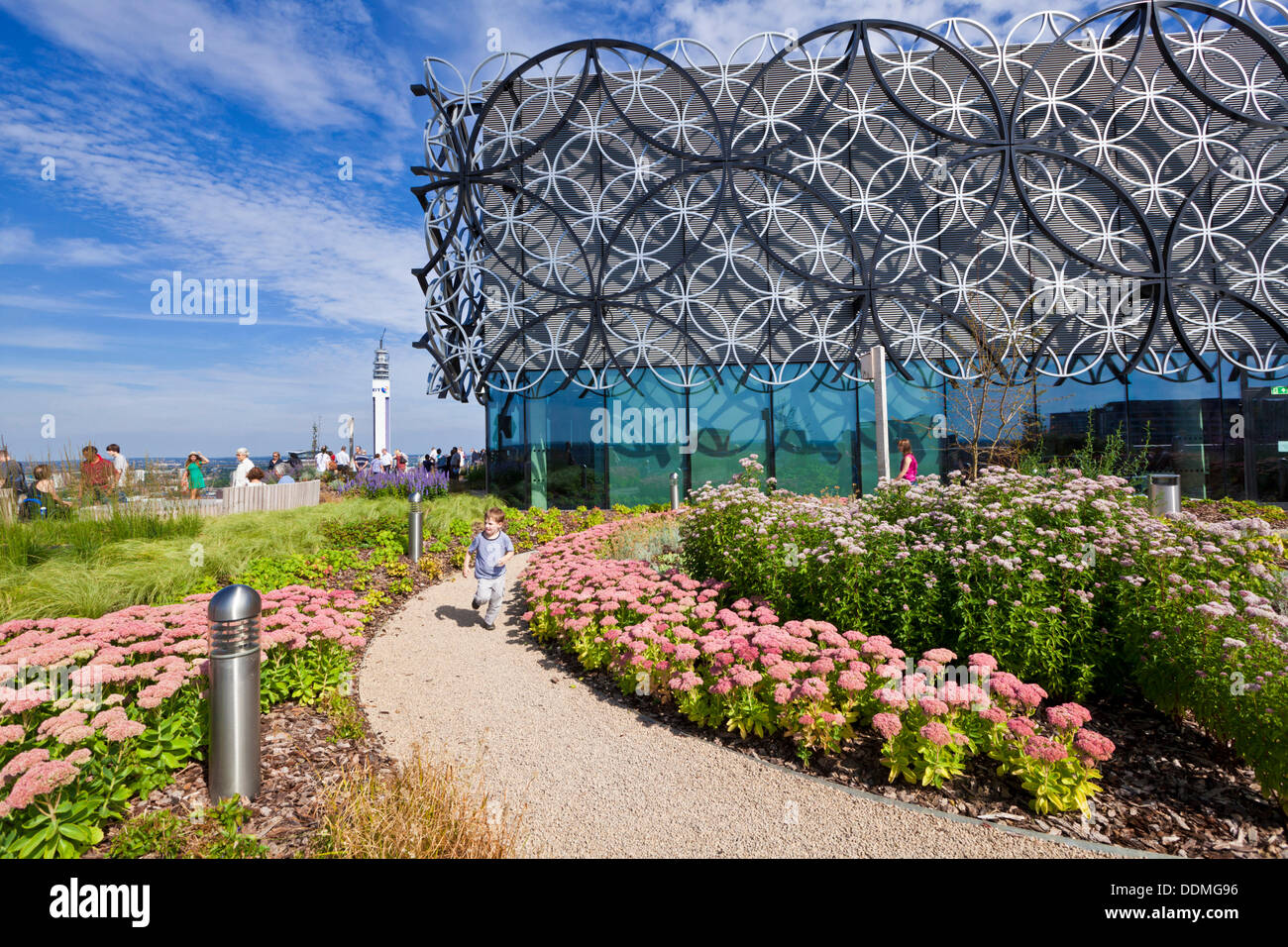 Birmingham, UK. 4e septembre 2013. Les gens sur la partie supérieure du toit jardin de la Bibliothèque de Birmingham qui a ouvert ses portes le 3 septembre 2013 par Malala Yousafzai, l'adolescent d'une balle dans la tête par les talibans au Pakistan pour défendre les droits des femmes.La Bibliothèque a coûté £189m et les maisons autour d'un million de livres. Il possède plus de 200 ordinateurs d'accès public, les théâtres, une galerie d'exposition et les salles de musique sur 9 étages. C'est le jardin de toit fait des débris de construction avec un wild flower meadow. Credit : eye35/Alamy Live News Banque D'Images