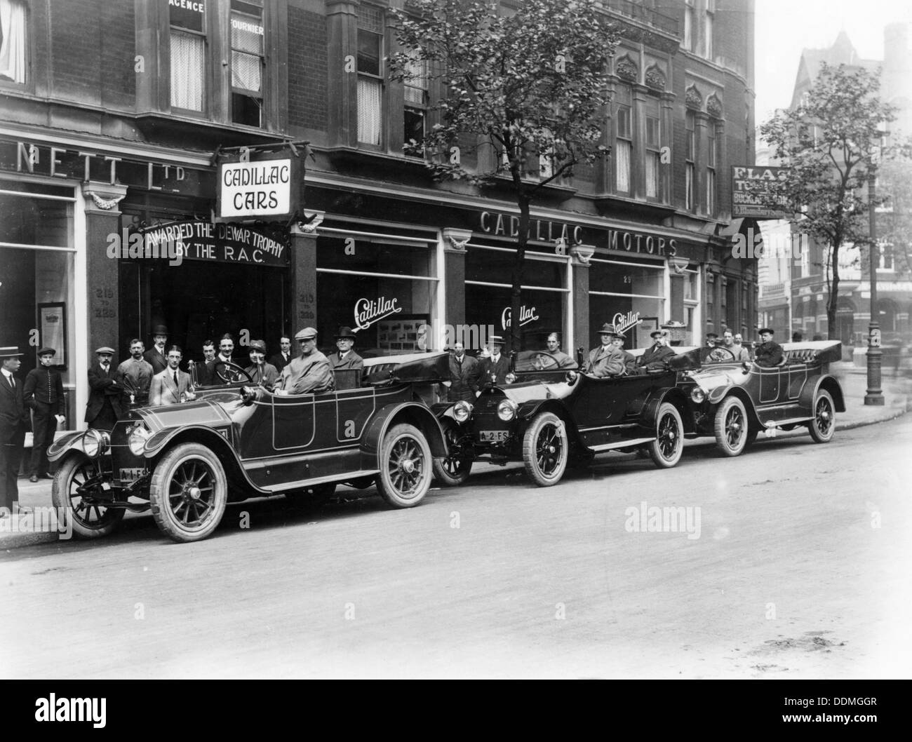 Véhicules Cadillac Préparation au démarrage sur l'alpine autrichienne Procès, 1914. Artiste : Inconnu Banque D'Images