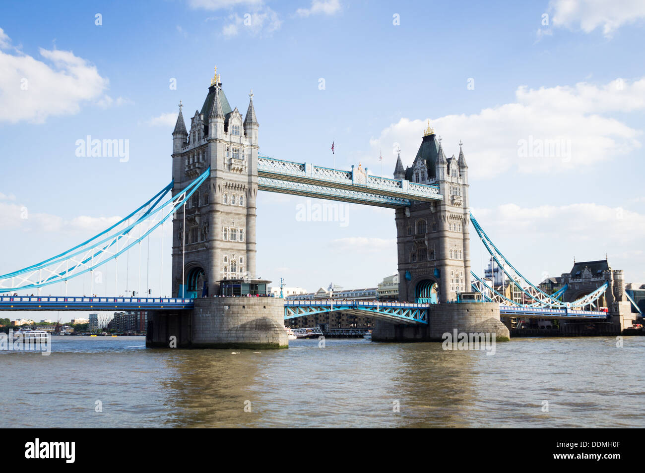 La London Tower Bridge sur une journée ensoleillée Banque D'Images