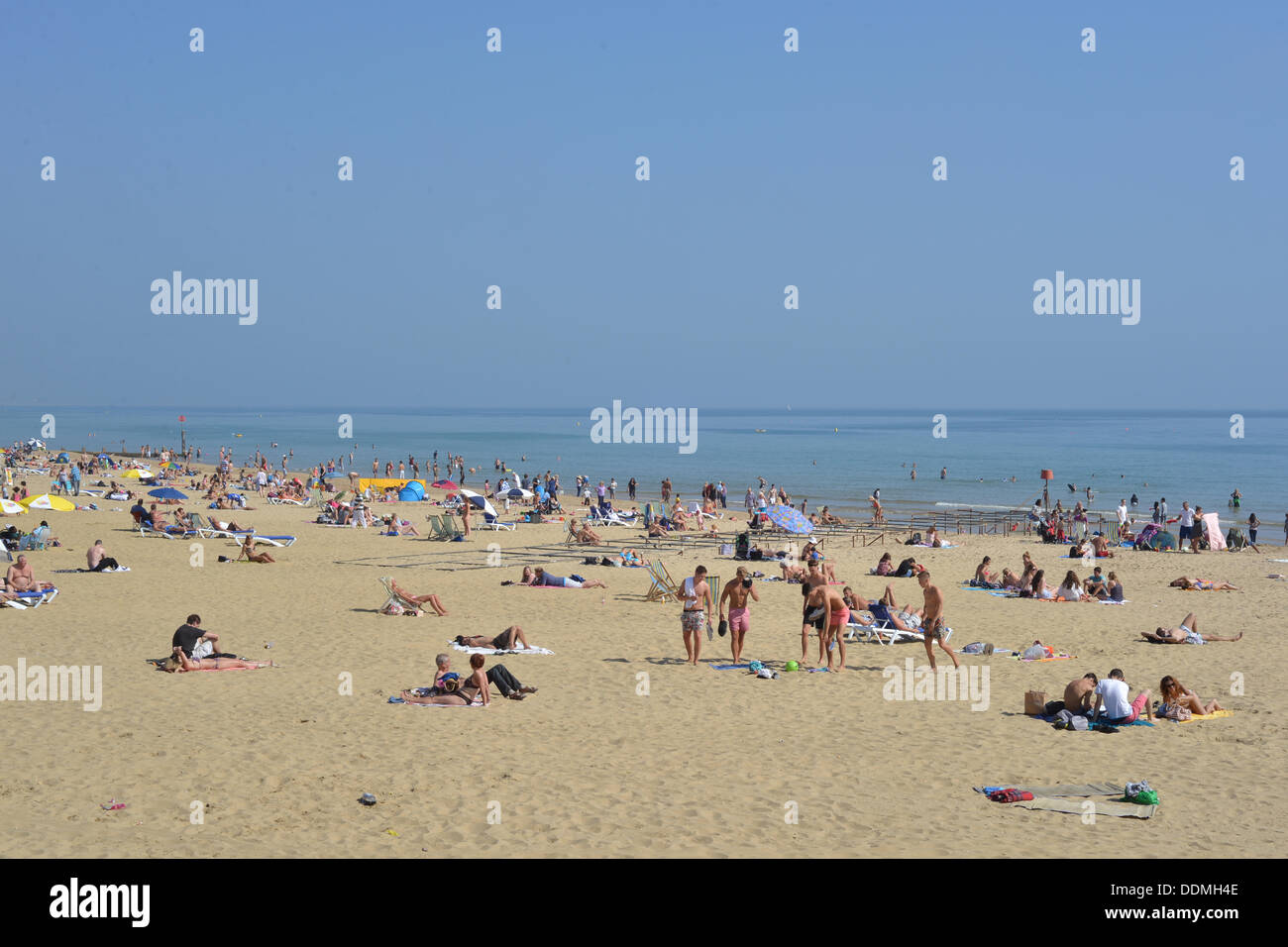 Bournemouth, Royaume-Uni. Le 04 août, 2013. Le mercredi 4 septembre 2013, les gens profitent du soleil sur la plage de Bournemouth et de la jetée. Crédit : Paul Hayday/Alamy Live News Banque D'Images