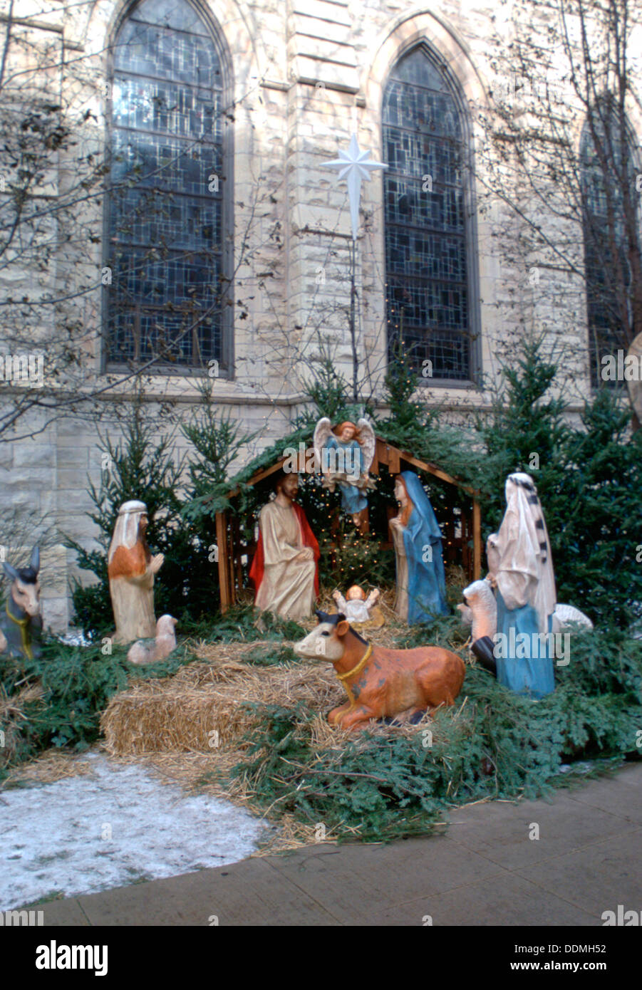 Scène de Nativité à l'extérieur d'une église. Fêtes de Noël Banque D'Images