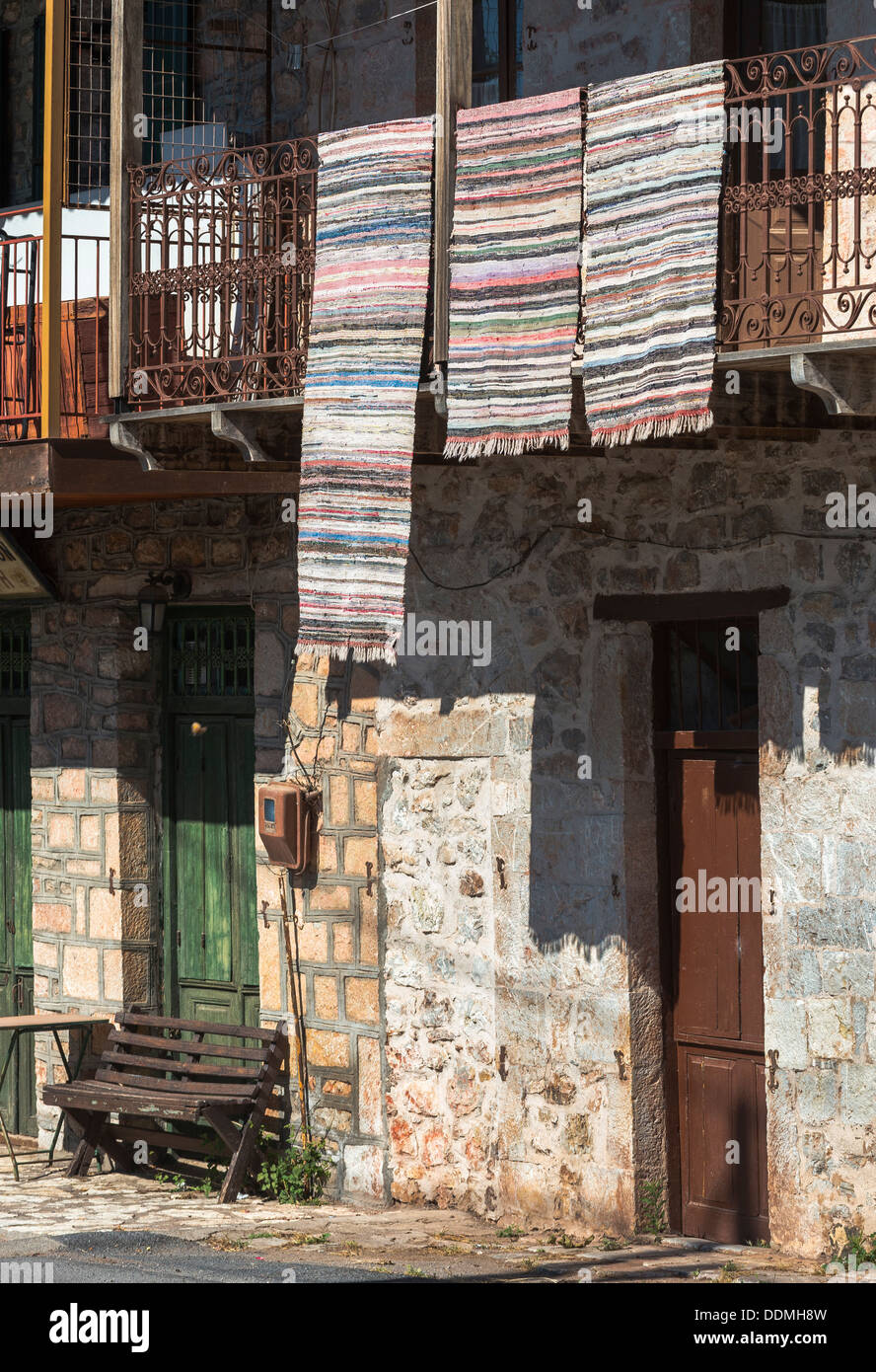 Le séchage des tapis de chiffon sur un balcon dans le petit village de Zatouna près de Dimitsana, Arcadie, Péloponnèse, Grèce Banque D'Images