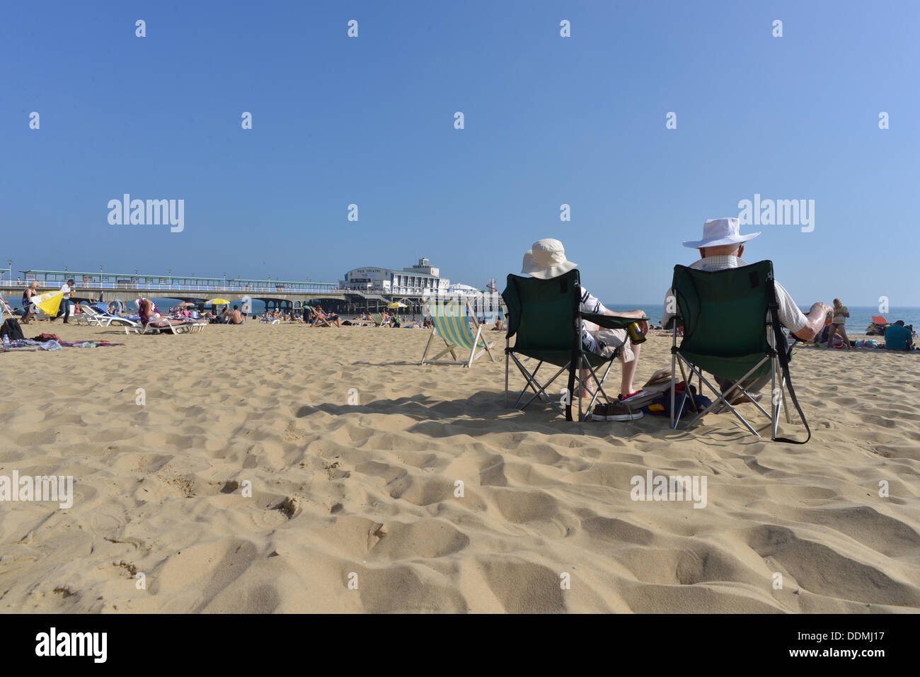 Bournemouth, Royaume-Uni. Le 04 août, 2013. Le mercredi 4 septembre 2013, les gens profitent du soleil sur la plage de Bournemouth et Pier Crédit : Paul Hayday/Alamy Live News Banque D'Images