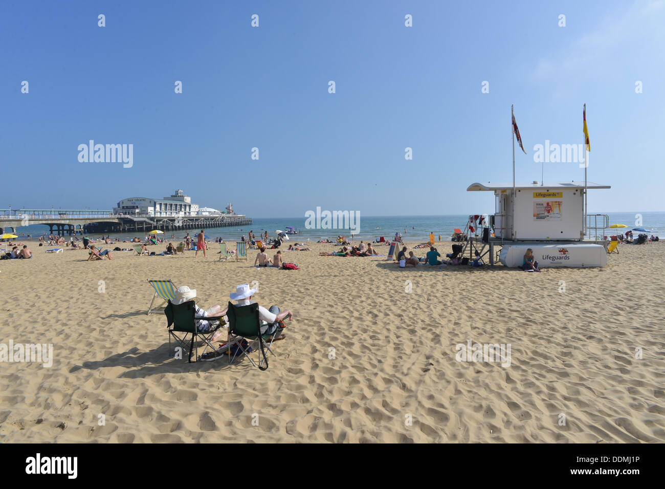 Bournemouth, Royaume-Uni. Le 04 août, 2013. Le mercredi 4 septembre 2013, les gens profitent du soleil sur la plage de Bournemouth et Pier Crédit : Paul Hayday/Alamy Live News Banque D'Images