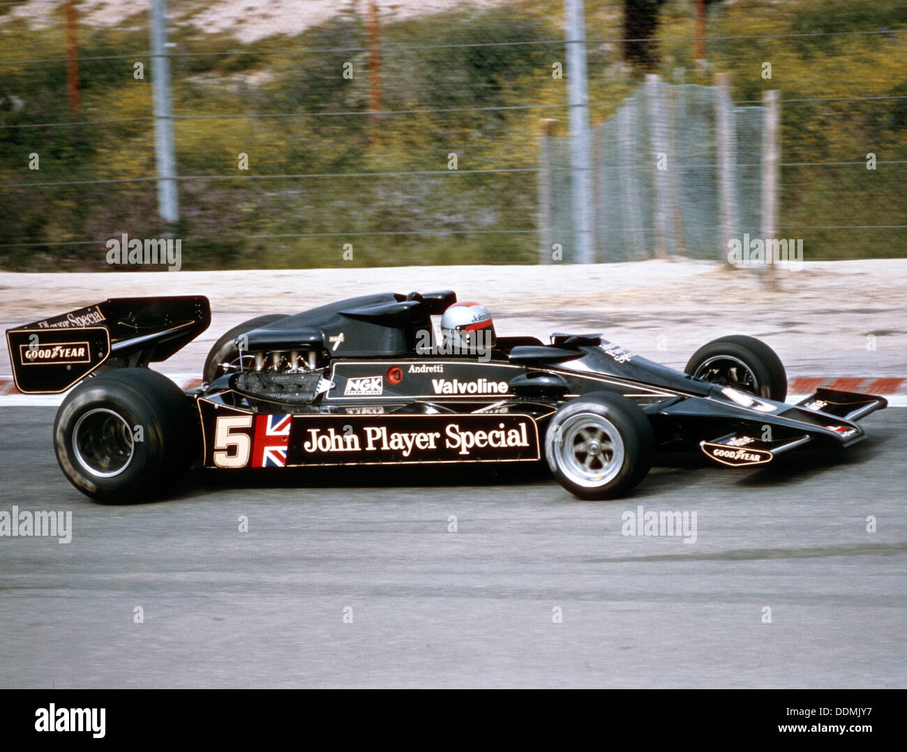 Mario Andretti racing un JPS Lotus-Cosworth 78, Grand Prix d'Espagne, Jarama, Espagne, 1977. Artiste : Inconnu Banque D'Images