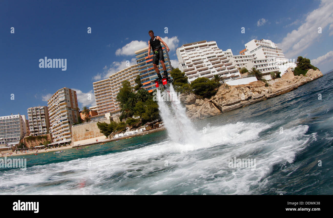 Les pratiques d'un homme dans un flyboard plage de Majorque, dans l'espagnol île des Baléares. Banque D'Images