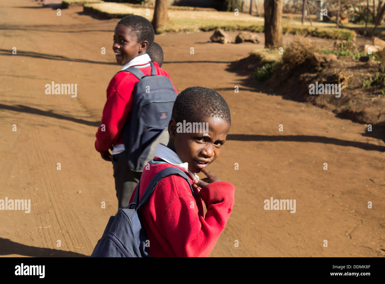 Les enfants en rentrant de l'école à Soweto, Afrique du Sud Banque D'Images