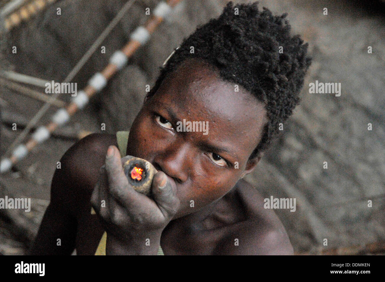 Tribu africaine la marijuana pipe. Collection de la Tanzanie Banque D'Images