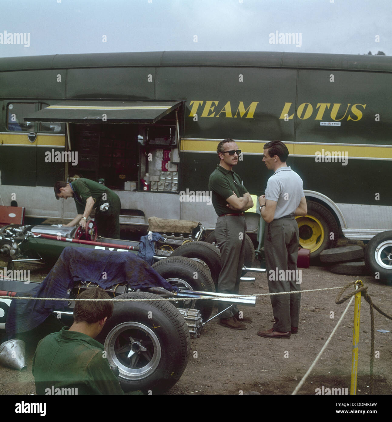 Chapman et Clark à l'extérieur de l'équipe Lotus bus, Grand Prix de France, Clermont-Ferrand, France, 1965. Artiste : Inconnu Banque D'Images