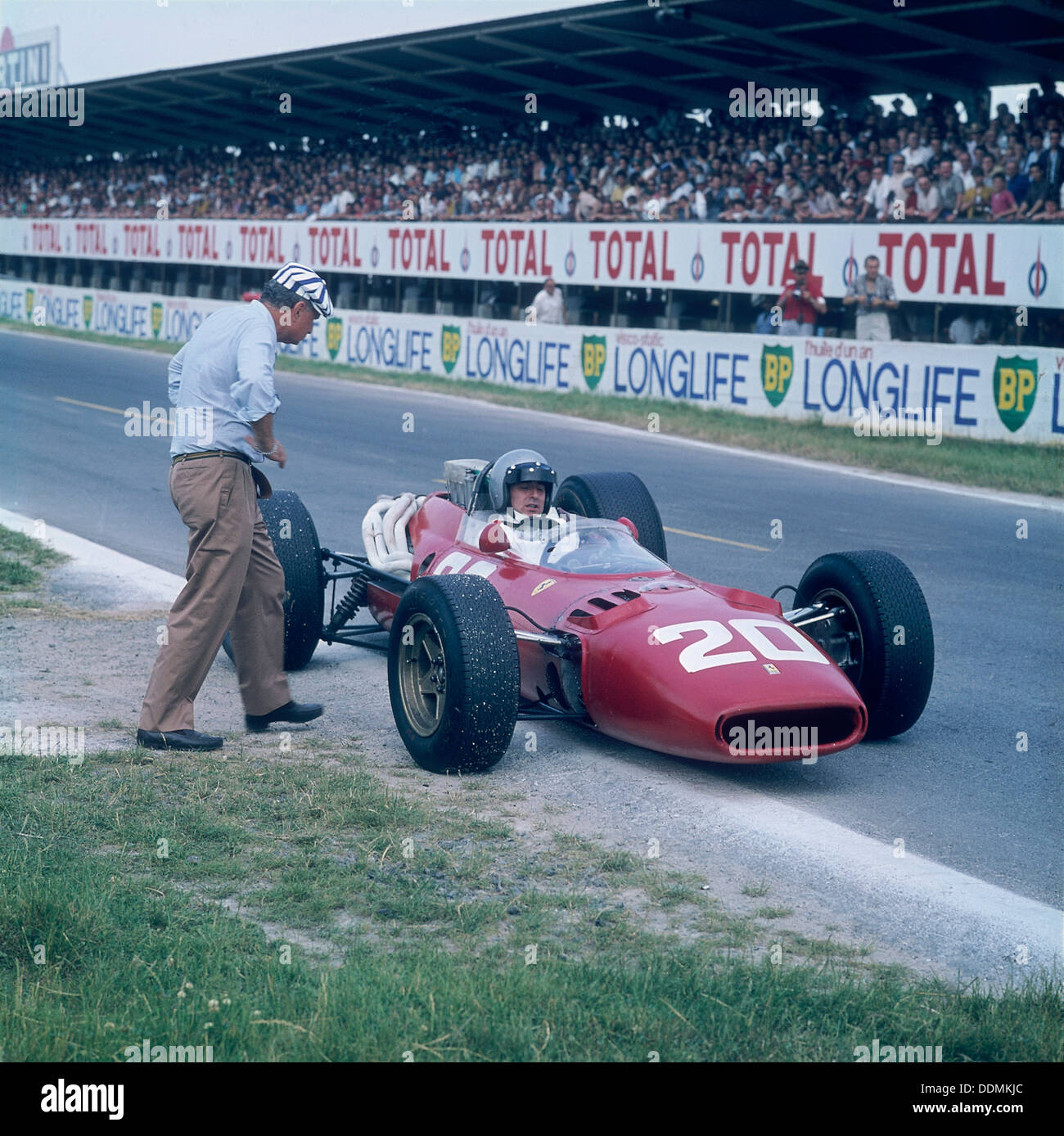 Lorenzo Bandini dans une Ferrari 312, Grand Prix de France, Reims, France, 1966. Artiste : Inconnu Banque D'Images