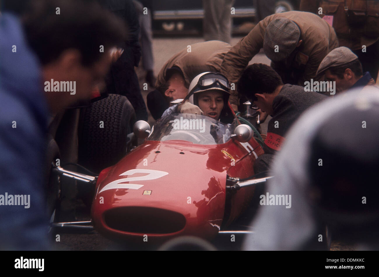John Surtees dans une Ferrari. Artiste : Inconnu Banque D'Images