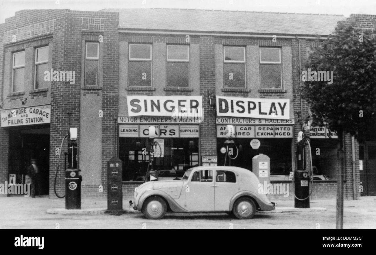 Un chanteur Airstream 11 ch salon de voiture à l'extérieur un garage, Pays de Galles, 1935. Artiste : Inconnu Banque D'Images