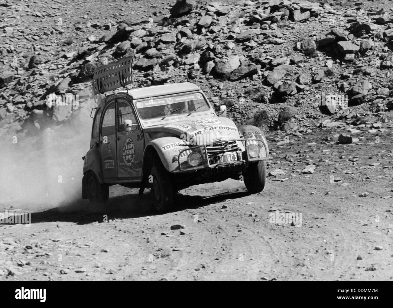 Une voiture de rallye Citroën 2CV. Artiste : Inconnu Banque D'Images