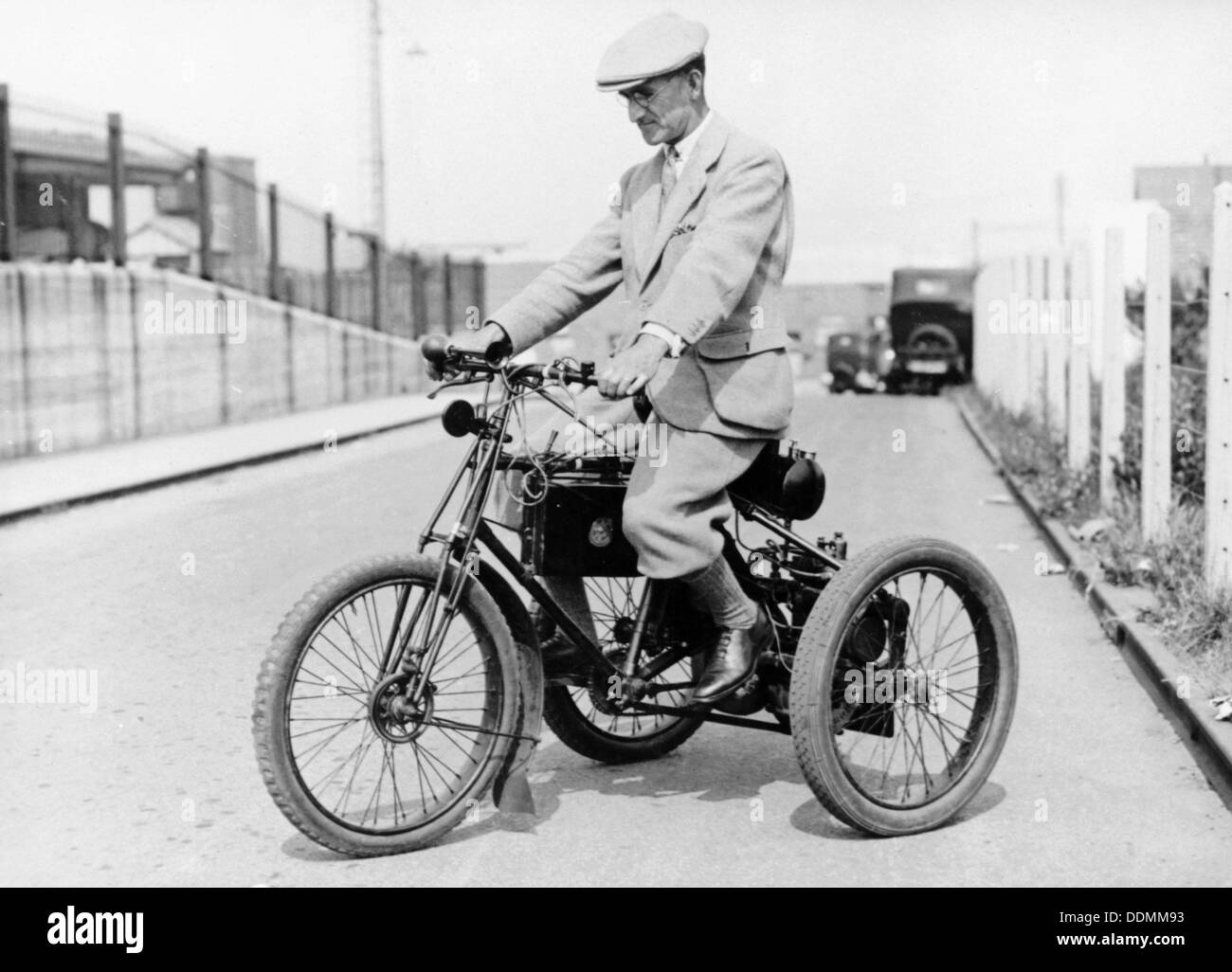 1898 Un tricycle De Dion et le cavalier, (c1898 ?). Artiste : Inconnu Banque D'Images