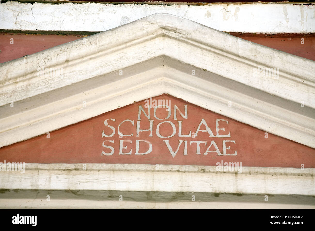 Sed vitae scutaires 'Non' (nous n'apprenons pas pour l'école, mais pour la vie) devise latine écrit sur portique school house Banque D'Images