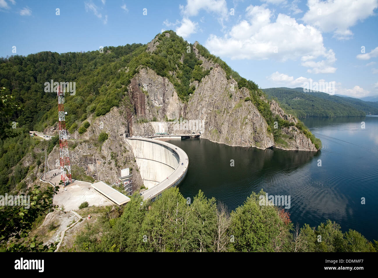 Grand barrage sur Transfagarasan itinéraire de montagne, Roumanie Banque D'Images