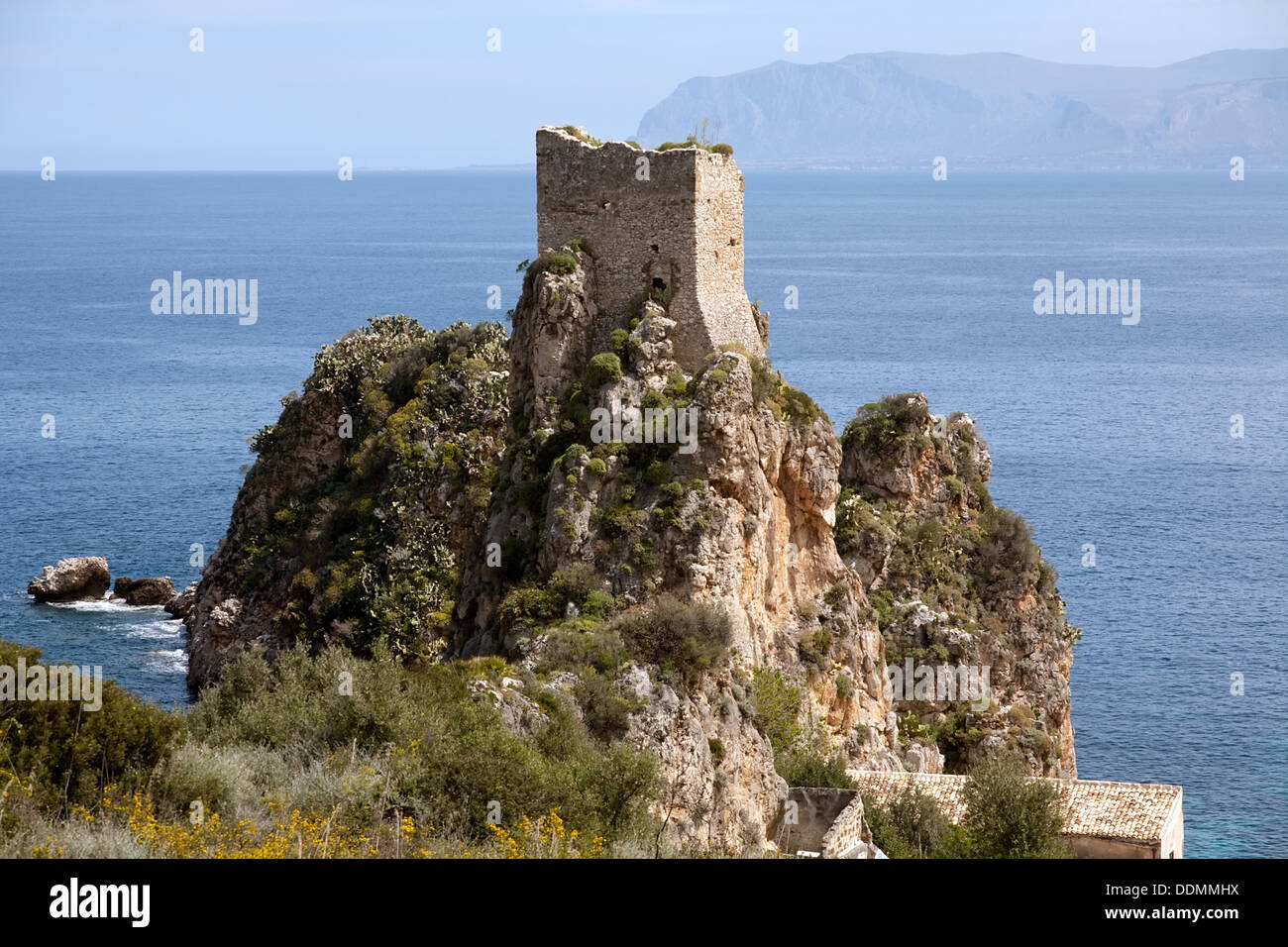 Vieille tour de village sur fond de mer Scopello, Sicile, Italie Banque D'Images