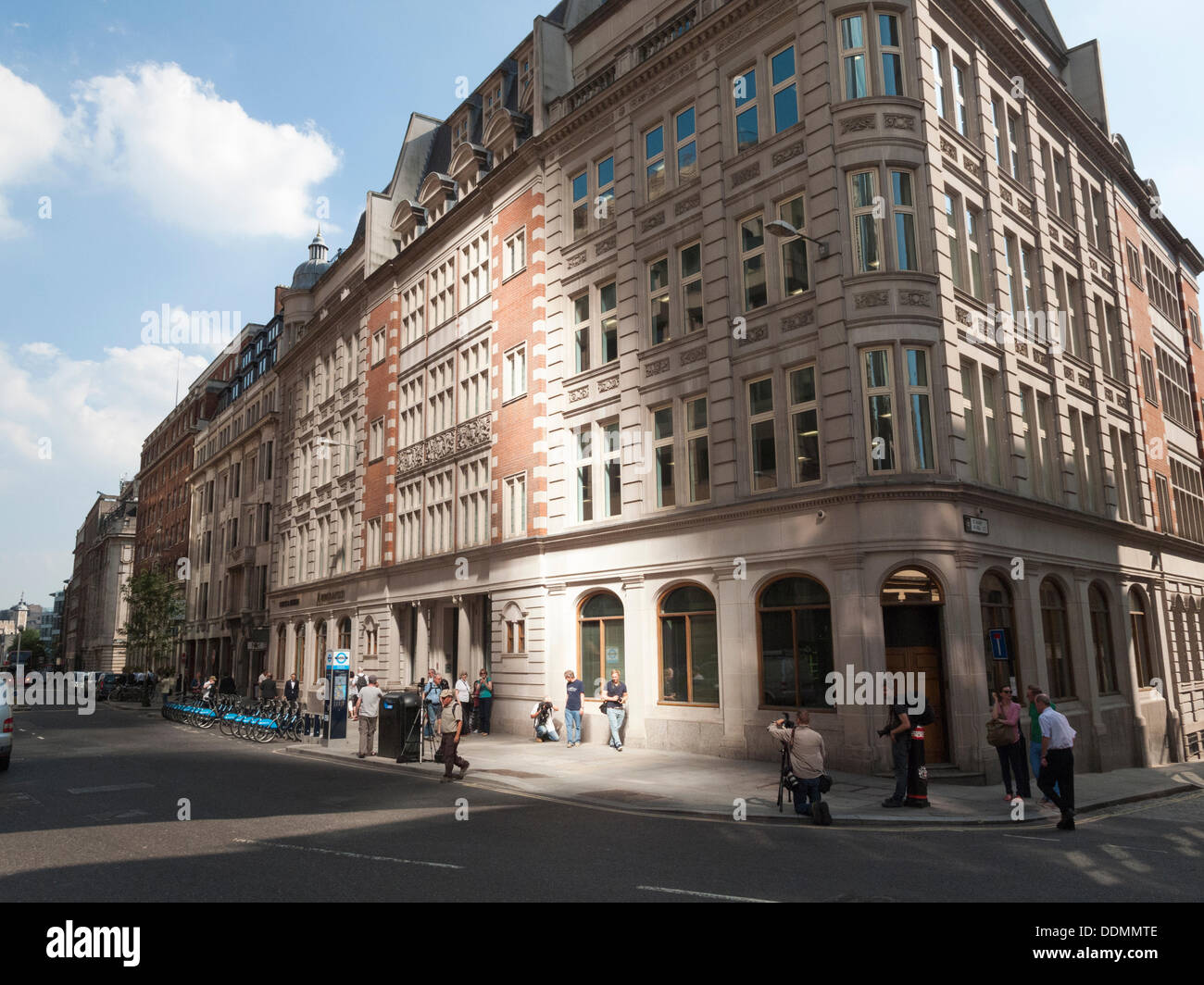 4 Septembre 2013 : La lumière du soleil réfléchie par la face concave du nouveau Land Securities/Canary Wharf gratte-ciel de bureaux à 20 Fenchurch Street, London EC3, UK, surnommé le "talkie walkie", se concentre sur un hotspot dans Eastcheap. Des réclamations ont été faites que la chaleur produite par la lumière du soleil concentrée traduit a été assez forte pour faire fondre les parties d'une voiture. Banque D'Images