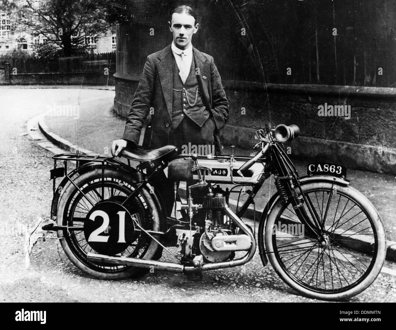 Billy Jones avec une moto à la SJA, 1914. Artiste : Inconnu Banque D'Images