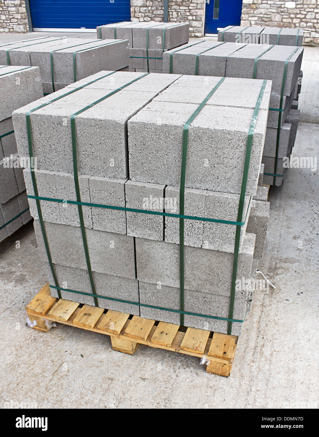 Palette de parpaing de nouveau aussi connu comme des blocs de construction  de base utilisé sur les chantiers de construction Photo Stock - Alamy