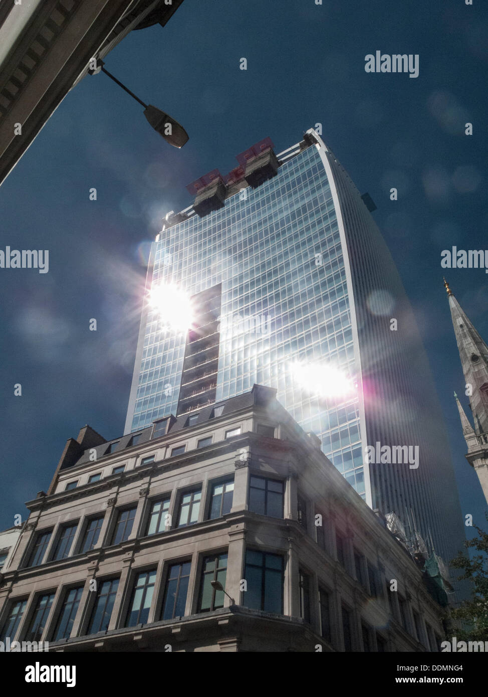 4 Septembre 2013 : la lumière du soleil réfléchie par la face concave du nouveau Land Securities/Canary Wharf gratte-ciel de bureaux à 20 Fenchurch Street, London EC3, UK, surnommé le "talkie walkie", se concentre sur un hotspot dans Eastcheap. Des réclamations ont été faites que la chaleur produite par la lumière du soleil concentrée traduit a été assez forte pour faire fondre les parties d'une voiture. Banque D'Images