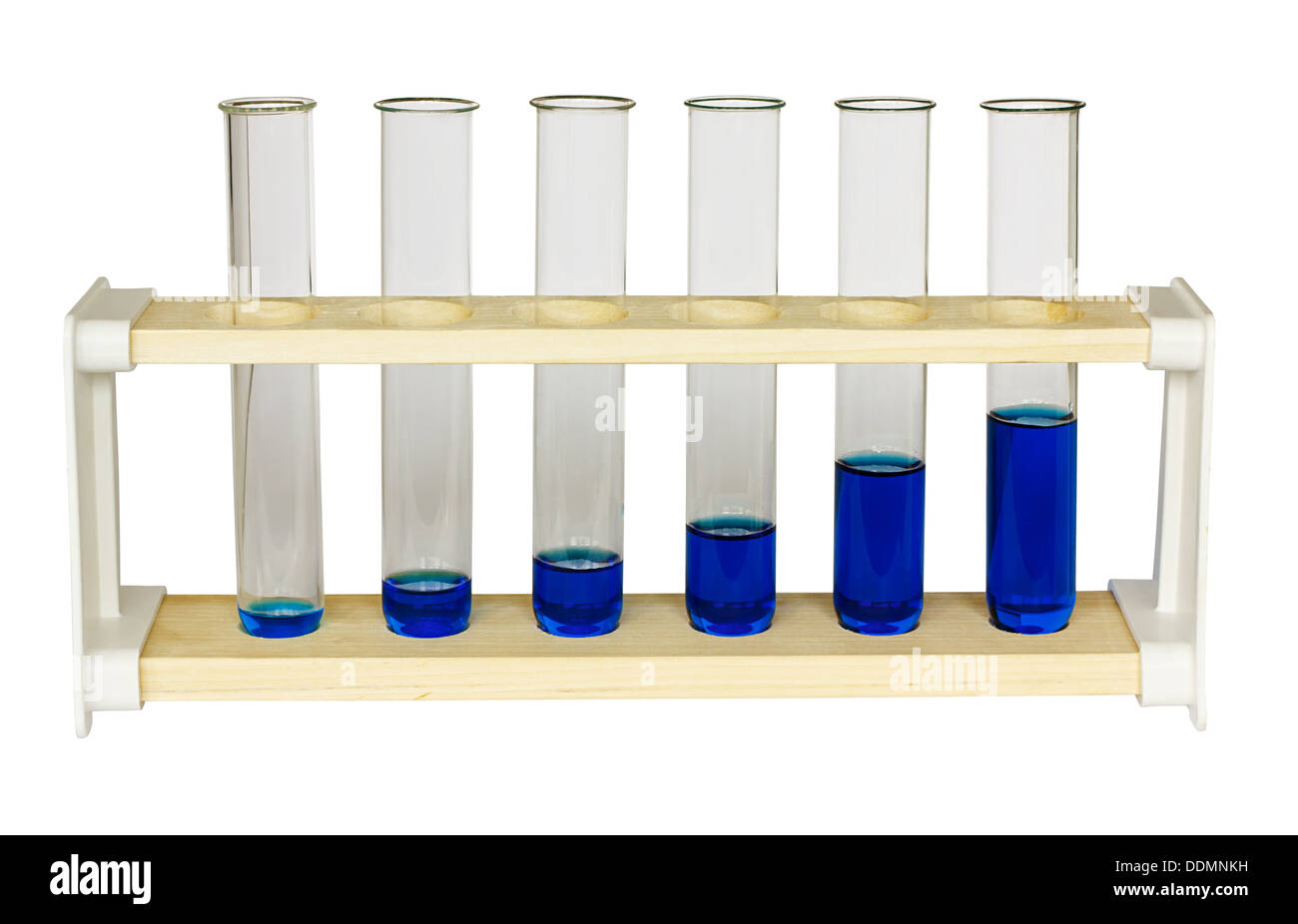 Tubes à essai avec des quantités croissantes d'une solution bleue symbolisant la courbe de croissance ou la réussite graphique Banque D'Images