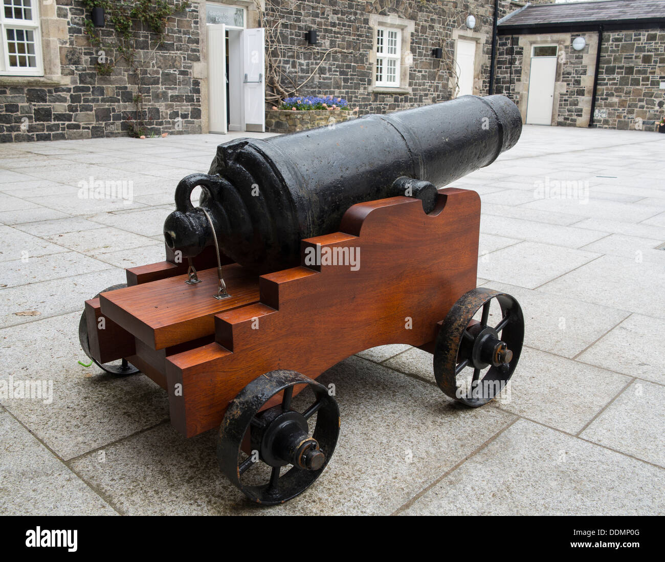 Petit cannon assis dans une grande cour Banque D'Images