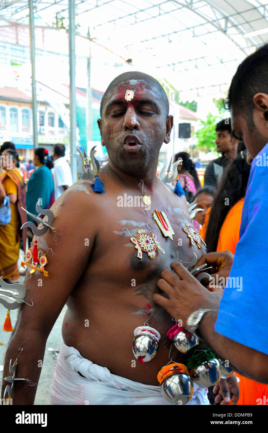 Les dévots hindous se préparer à Thaipusam festival, Singapour Banque D'Images