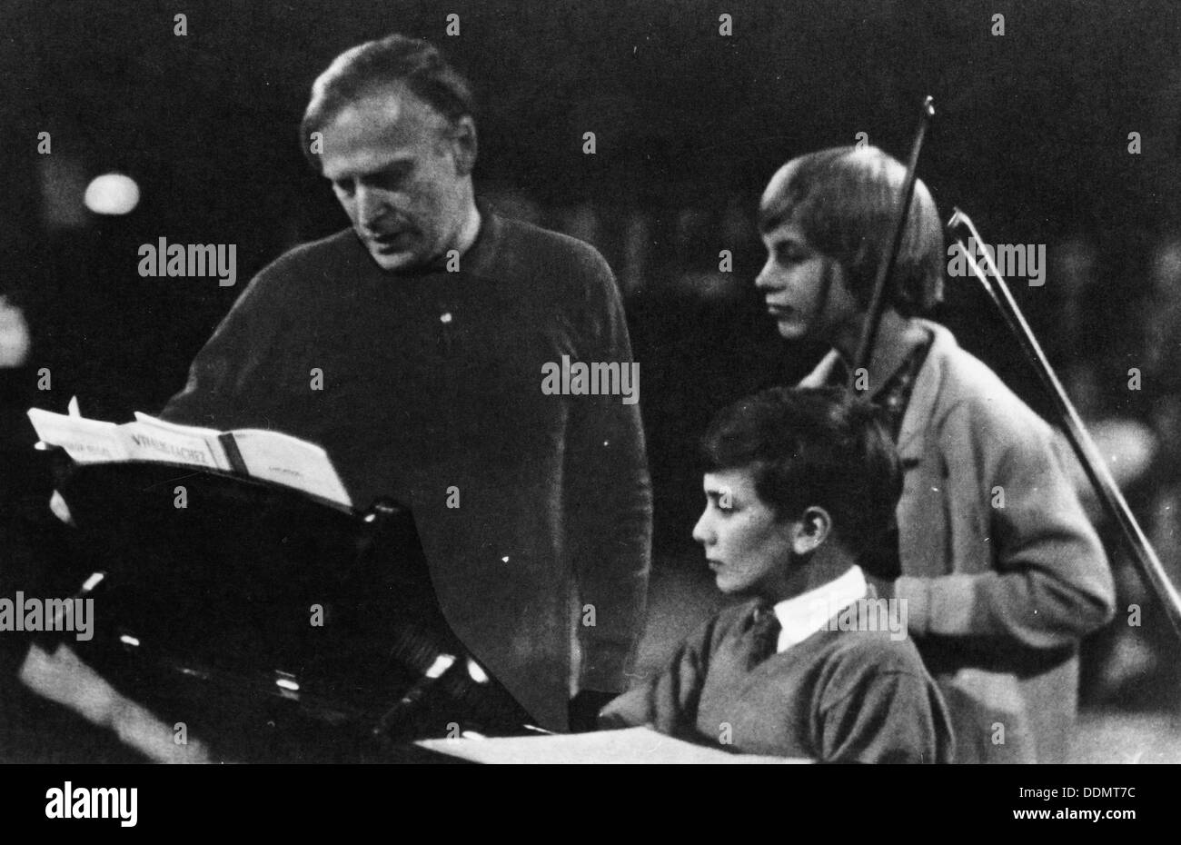Musicien Yehudi Menuhin (1916-1999) ordonnant à ses fils Jeremy. Artiste : Inconnu Banque D'Images
