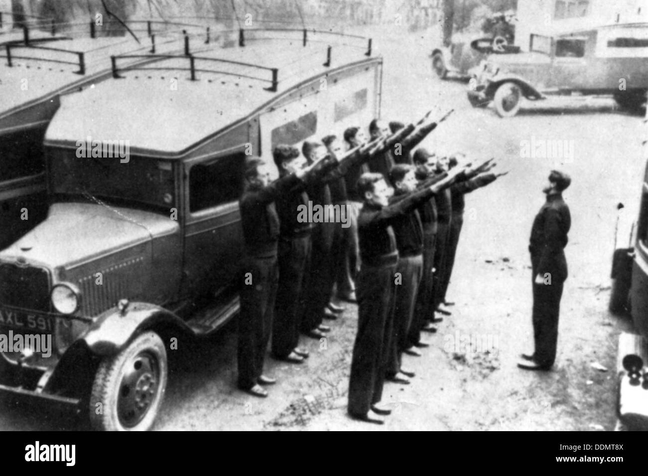L'Union britannique des fascistes' Défense Mobile Squad parades son van à Black House, Chelsea, c1934. Artiste : Inconnu Banque D'Images