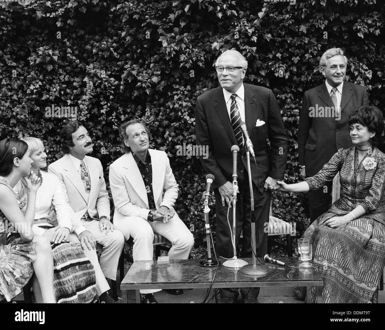 Laurence Olivier (1907-1989), acteur britannique, 1974. Artiste : Sidney Harris Banque D'Images