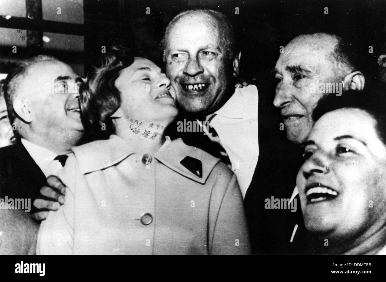 Oscar Schindler (1908-1978), homme d'affaires allemand, avec Isaac Stern. Artiste : Inconnu Banque D'Images