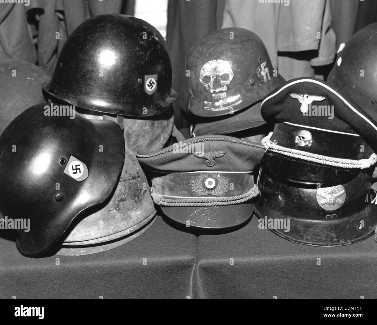 Vente aux enchères de Hitler's hat chez Phillips, Londres, c1980s ? Artiste : Sidney Harris Banque D'Images