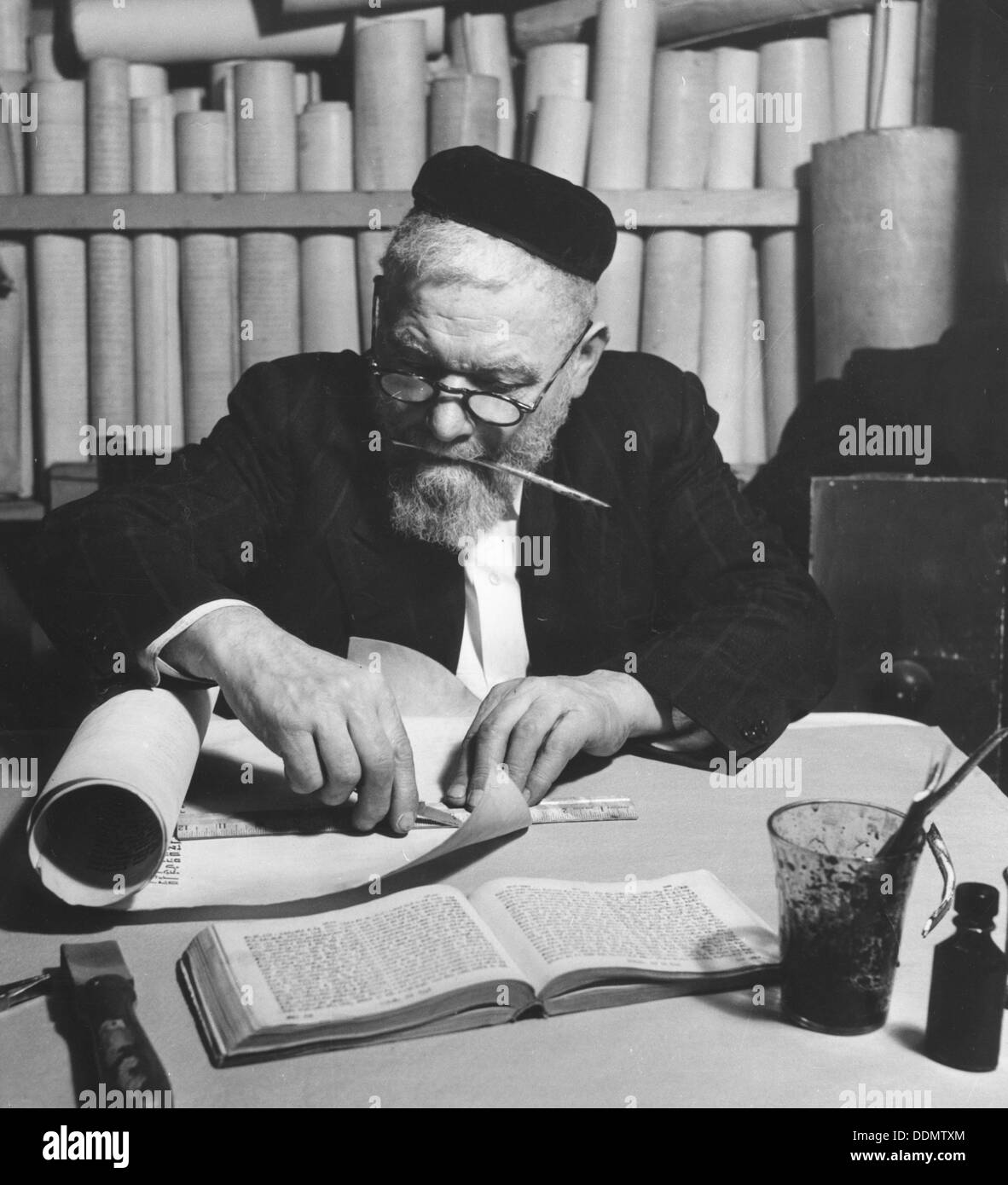 Travailler sur un parchemin pour une Torah, 1974. Artiste : Inconnu Banque D'Images