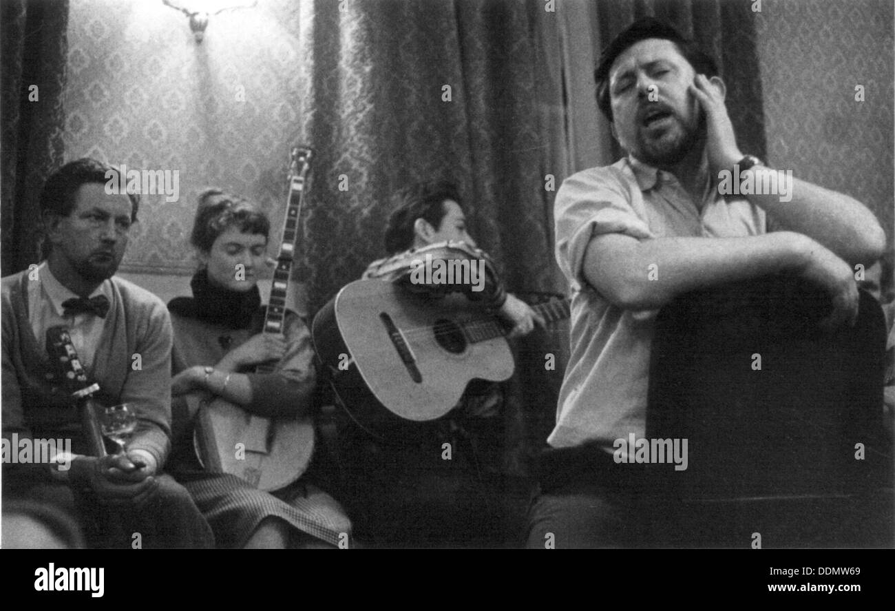 Ewan MacColl, Enterprise Public House, Londres, fin des années 1950-début des années 1960. Artiste : Eddis Thomas Banque D'Images