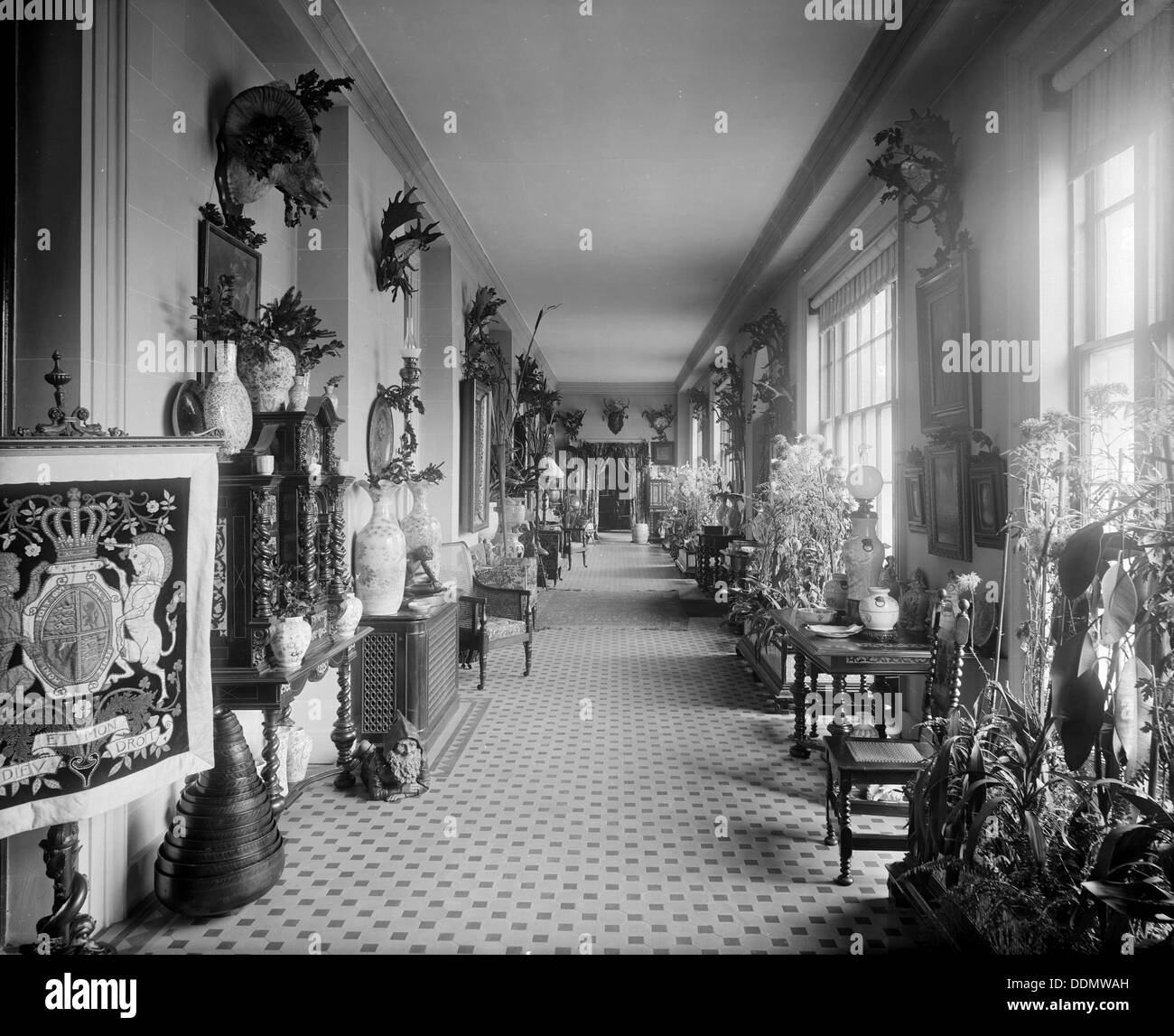 Le hall d'entrée du White Lodge, Richmond Park, Londres, 1892. Artiste : Bedford Lemere et compagnie Banque D'Images