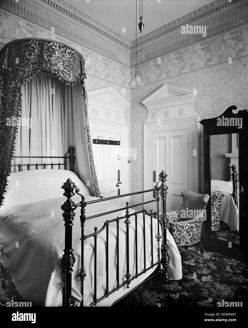 Une chambre dans l'hôtel Cecil, The Strand, London. Artiste : Bedford Lemere et compagnie Banque D'Images