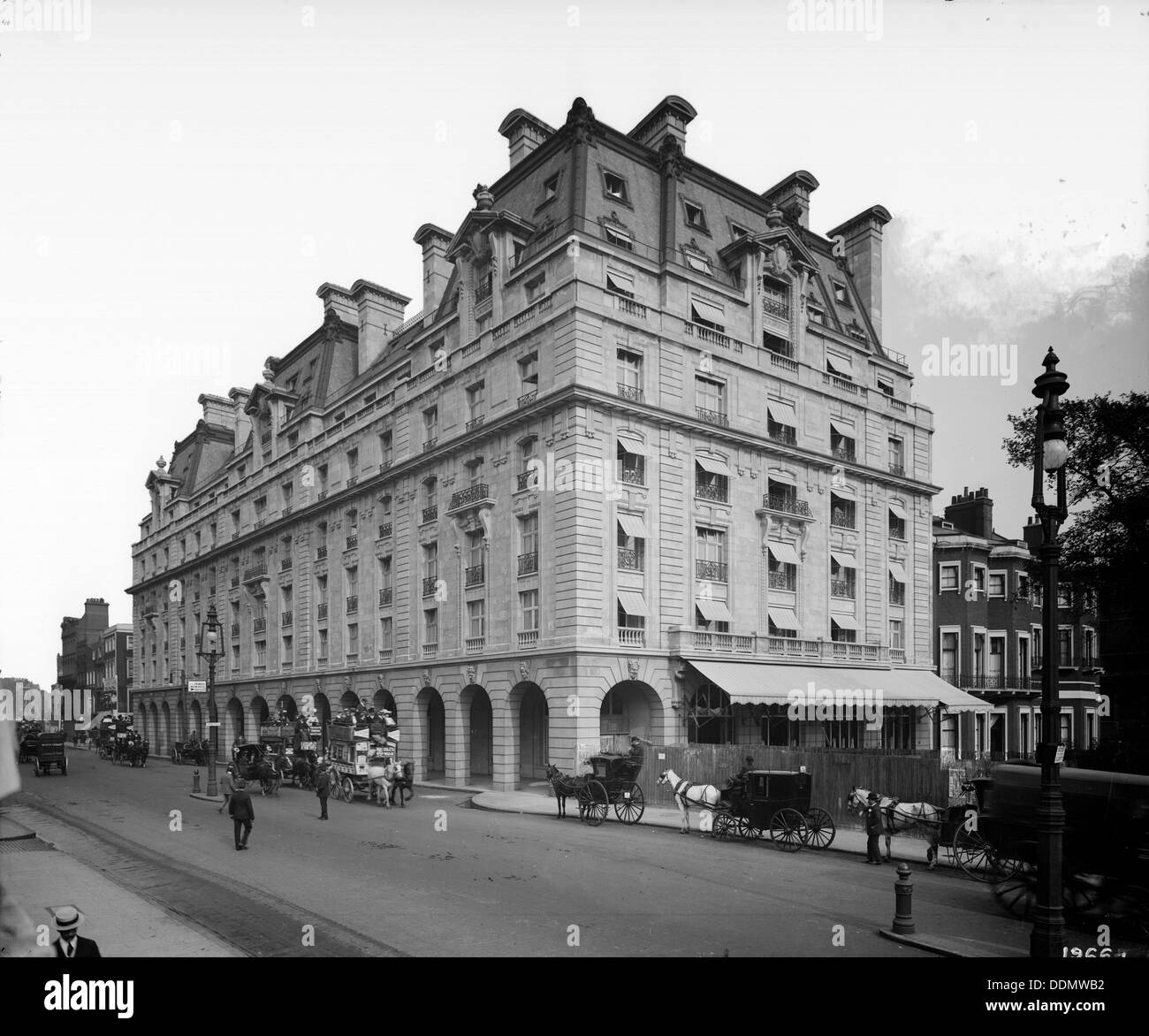 Omnibus à chevaux et les taxis passent l'Hôtel Ritz, Piccadilly, Londres, 1906. Artiste : Bedford Lemere et compagnie Banque D'Images