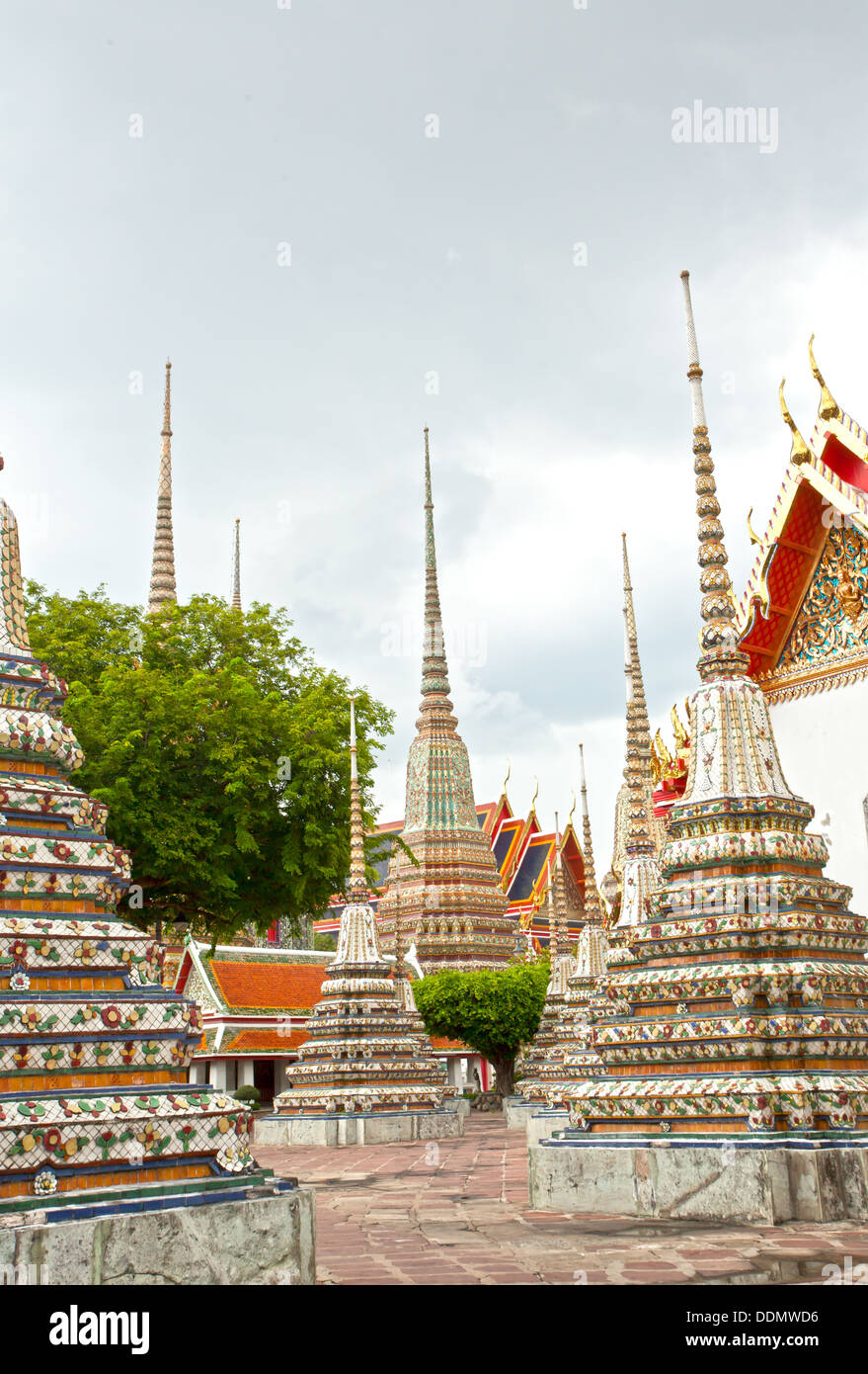 Pagode thaïlandaise, fleurs détails de décoration de porcelaine sur pagoda Banque D'Images