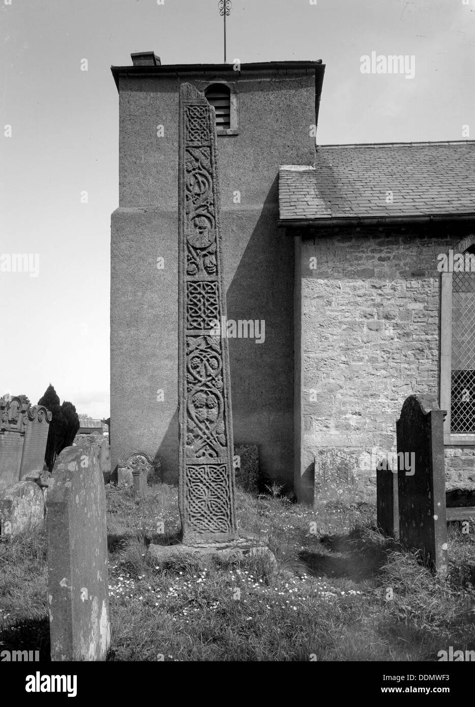 L'Bewcastle Cross, Bewcastle, Cumbria, 1958. Artiste : Herbert Felton Banque D'Images
