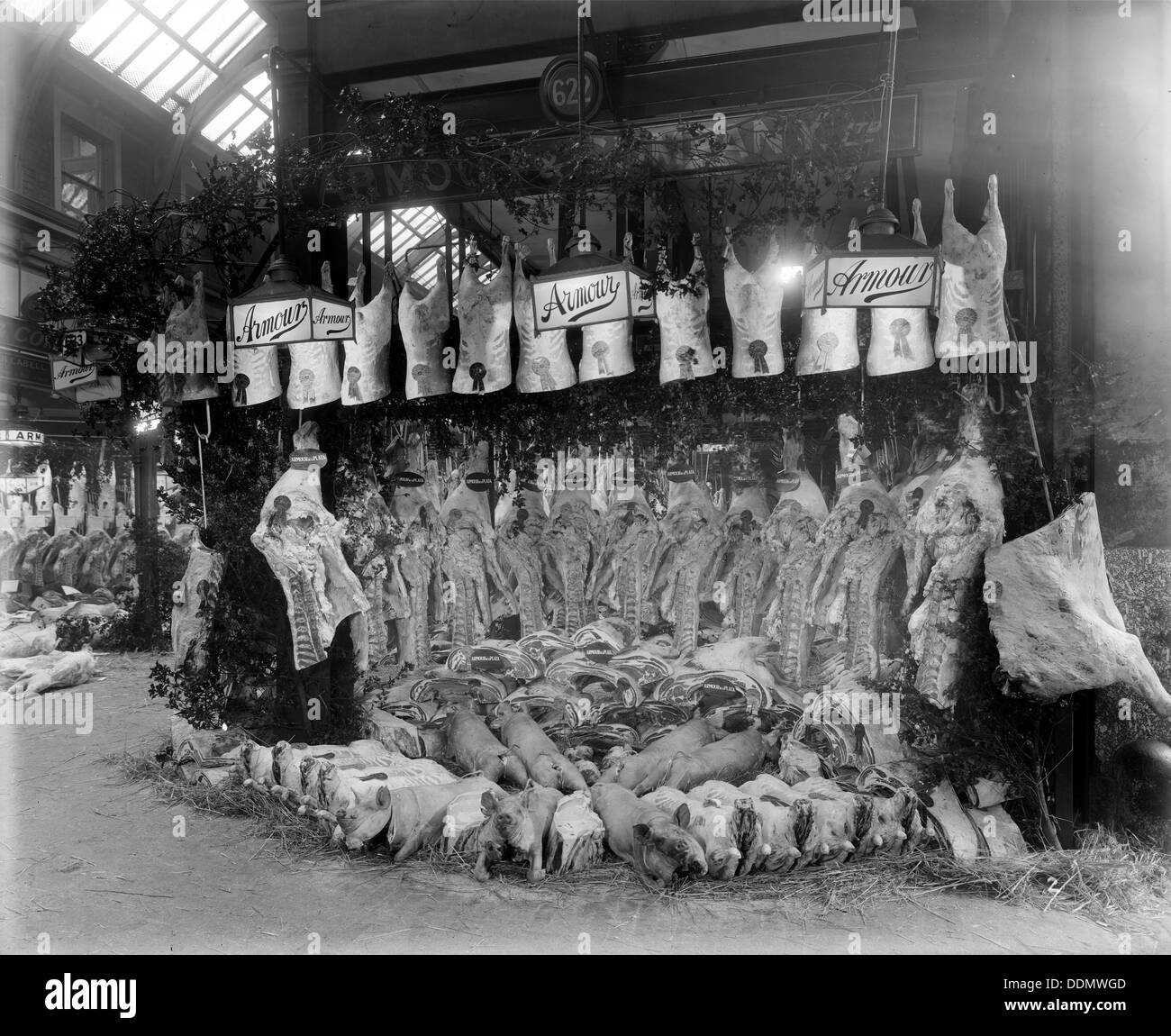 Affichage du boucher pour l'Armure Company au marché de Smithfield, Londres. Artiste : Bedford Lemere et compagnie Banque D'Images