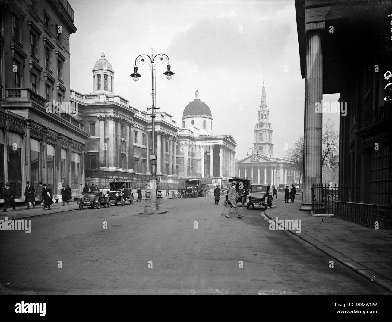 À l'Est, vers l'église de St Martin-in-the-Fields, Westminster, Londres, 1921. Artiste : Inconnu Banque D'Images