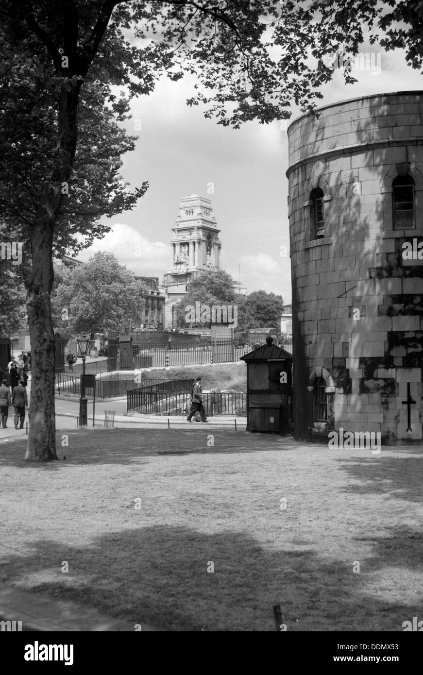 Vue depuis Les Jardins De La Tour à l'égard de l'Autorité du Port de Londres, Londres, c1945-c1965. Artiste : SW Rawlings Banque D'Images