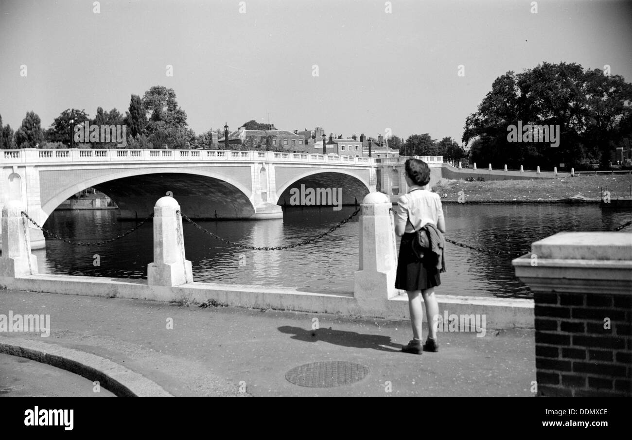 Woman admiring Hampton Court Bridge, Londres, c1945-c1965. Artiste : SW Rawlings Banque D'Images