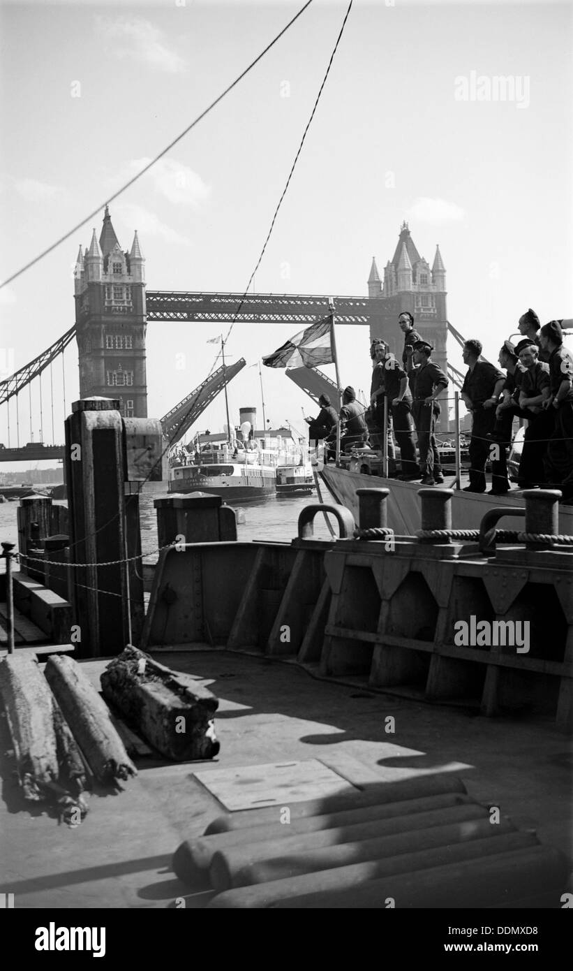 L'équipage du navire, Tower Pier, Londres, c1945-c1965. Artiste : SW Rawlings Banque D'Images